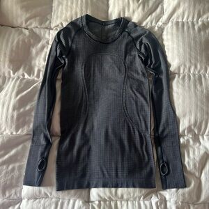 Lululemon long sleeve swiftly tech in navy/white stripes: size 4
